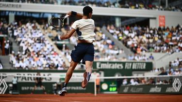 Spain's Carlos Alcarez plays a forehand return to Germany's Alexander Zverev during their men's singles match on day ten of the Roland-Garros Open tennis tournament at the Court Philippe-Chatrier in Paris on May 31, 2022. 
Christophe ARCHAMBAULT / AFP