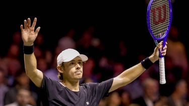 ROTTERDAM - Alex de Minaur (Australie) in actie tegen Felix Auger-Aliassime (Canada) tijdens de finale van het enkelspel op de slotdag van het ABN AMRO tennistoernooi in Ahoy Rotterdam. BAS CZERWINSKI / ANP