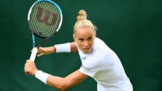 2022-06-28 11:11:22 epa10038065 Arantxa Rus of the Netherlands in action in the women's first round match against Catherine Harrison of the US at the Wimbledon Championships, in Wimbledon, Britain, 28 June 2022.  EPA/NEIL HALL   EDITORIAL USE ONLY