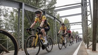 2023-09-15 17:00:50 epa10862170 Danish rider Jonas Vingegaard (L) of Jumbo-Visma and his Slovenian teammate Primoz Roglic (2-L) in action during the 19th stage of the Vuelta a Espana, a 177.5km race from La Baneza to Iscar, Spain, 15 September 2023.  EPA/Manuel Bruque