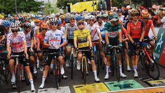 2023-07-15 13:02:48 epa10747483 Slovenian rider Tadej Pogacar (2-L) of team UAE Team Emirates and Danish rider Jonas Vingegaard (C) of team Jumbo-Visma before the 14th stage of the Tour de France 2023, a 152kms race from Annemasse to Morzine les Portes du Soleil, France, 15 July 2023.  EPA/MARTIN DIVISEK