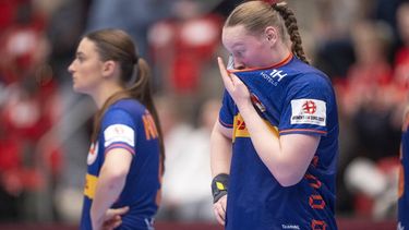 epa11736374 Romee Maarschalkerw (R) and Larissa Nusser, Netherlands reacts after the defeat in the women's Golden League handball match between Netherlands and Norway in Holstebro, Denmark, 23 November 2024.  EPA/Bo Amstrup DENMARK OUT