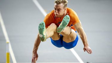 GLASGOW - Sven Jansons in actie op het verspringen van de zevenkamp, op de tweede dag van de wereldkampioenschappen indooratletiek in Schotland. ANP ROBIN VAN LONKHUIJSEN