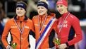 LEEUWARDEN - Winnaar Xandra Velzeboer temidden van Michelle Velzeboer (L) (tweede) en Suzanne Schulting (derde) tijdens de huldiging van de finale 1000 meter tijdens de eerste dag van het Daikin NK Shorttrack in de Elfstedenhal. ANP VINCENT JANNINK