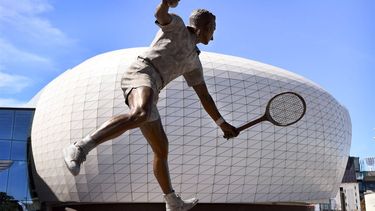 2021-10-27 08:10:09 A statue of Australian tennis great Rod Laver stands at the front the main entrance to Rod Laver Arena, home of the Australia Open tennis tournament in Melbourne on October 27, 2021, after the Victoria state premier stated unvaccinated players would not get special dispensation for the Australian Open planned for January. 
William WEST / AFP