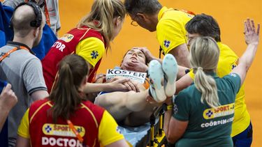 APELDOORN - Maureen Koster wordt behandeld tijdens de 3000 meter finale voor vrouwen op de vierde dag van het EK Indoor atletiek in Omnisport Apeldoorn. ANP IRIS VAN DEN BROEK