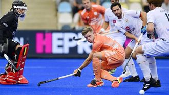 2023-08-25 19:35:05 MONCHENGLADBACH - Koen Bijen van Nederland in actietegen Belgie tijdens de halve finale op het EK Hockey. ANP OLAF KRAAK