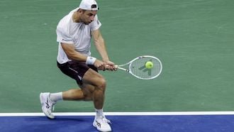 epa13203495 Tallon Griekspoor of the Netherlands in action against Ben Shelton of the USA during their Men's Singles round one tennis match during the US Open Tennis Championships at the USTA Billie Jean King National Tennis Center in Flushing Meadows, New York, USA, 31 August 2026.  EPA/BRIAN HIRSCHFELD