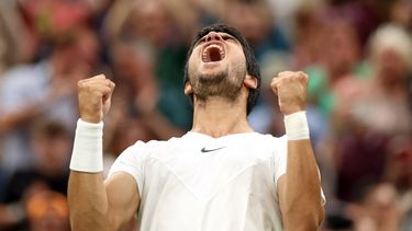 2023-07-10 20:55:23 epa10738498 Carlos Alcaraz of Spain reacts after winning against Matteo Berrettini of Italy in their Men's Singles 4th round match against at the Wimbledon Championships, Wimbledon, Britain, 10 July 2023.  EPA/NEIL HALL   EDITORIAL USE ONLY