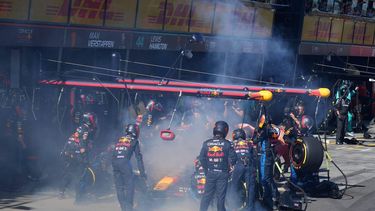 Mechanics deal with the smoke coming out of Red Bull Racing's Dutch driver Max Verstappen car during the Australian Formula One Grand Prix at Albert Park Circuit in Melbourne on March 24, 2024.  
Scott Barbour / POOL / AFP