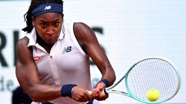 epa11388710 Coco Gauff of the USA in action during her Women's Singles quarterfinal match against Ons Jabeur of Tunisia during the French Open Grand Slam tennis tournament at Roland Garros in Paris, France, 04 June 2024.  EPA/CAROLINE BLUMBERG