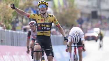 epa09945157 Dutch rider Koen Bouwman of Jumbo-Visma team celebrates winning the 7th stage of the 105th Giro d'Italia cycling tour over 196km from Diamante to Potenza, Italy, 13 May 2022.  EPA/MAURIZIO BRAMBATTI