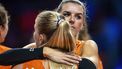 2023-09-01 22:34:53 BRUSSEL - Britt Bongaerts troost Marrit Jasper na de verloren halve finale van het EK volleybal tegen regerend wereldkampioen Servie. ANP RONALD HOOGENDOORN
