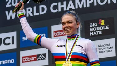 epa11123467 Fem van Empel of the Netherlands celebrates on the podium after winning the Women Elite race at the UCI Cyclo-Cross World Championships in Tabor, Czech Republic, 03 February 2024.  EPA/MARTIN DIVISEK