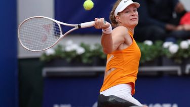 Netherlands Diede De Groot competes during the quarter-finals of the women's wheelchair single's tennis match against China's Luoyao Guo on the Suzanne-Lenglen Court at the Roland-Garros Stadium, during the Paris 2024 Paralympic Games on September 3, 2024. 
ALAIN JOCARD / AFP