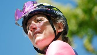 2023-08-20 15:12:18 ETTEN-LEUR - Annemiek van Vleuten tijdens de Profwielerronde Etten-Leur. Van der Poel showt voor het eerst zijn regenboogtrui die hij veroverde tijdens het WK wielrennen in Glasgow. ANP BAS CZERWINSKI