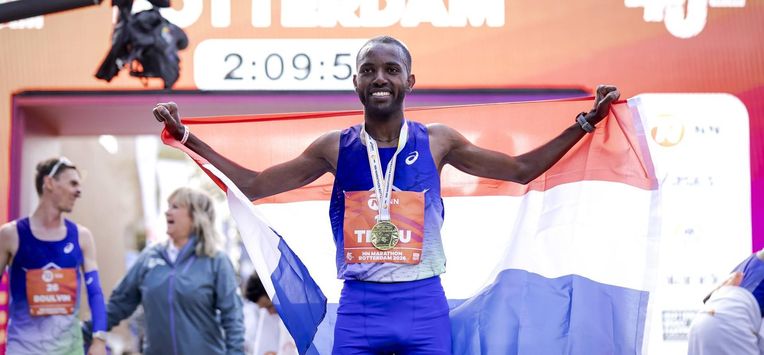 ROTTERDAM - Filmon Tesfu (NED) viert zijn overwinning van het NK op de finish van de 45e editie van de Marathon van Rotterdam. De wedstrijd geldt tevens als Nederlands kampioenschap. ROBIN VAN LONKHUIJSEN / ANP