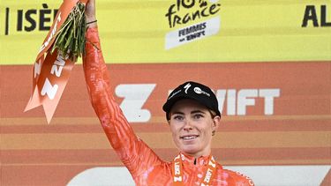 Team SD Worx - Protime's Dutch rider Demi Vollering celebrates on the podium after winning the 8th and last stage of the third edition of the Women's Tour de France cycling race, a 149.9 km between Le Grand Bornand and the Alpe d'Huez, in L'Alpe d'Huez, south-eastern France, on August 18, 2024. 
JULIEN DE ROSA / AFP