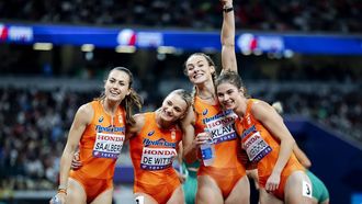 TOKIO - Eveline Saalberg, Lisanne de Witte, Lieke Klaver en Myrte vd Schoot op het onderdeel 4x400 meter estafette  tijdens de WK atletiek in het Japan National Stadium. ANP ROBIN VAN LONKHUIJSEN