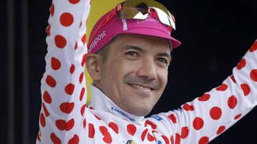 epa13132349 Ecuadorian cyclist Richard Carapaz of EF Education - EasyPost celebrates on the podium wearing the best climber's polka dot jersey after winning Stage 20 of the Tour de France, a 170.9 km route from Le Bourg d'Oisans to Alpe d'Huez, France, 25 July 2026.  EPA/GUILLAUME HORCAJUELO