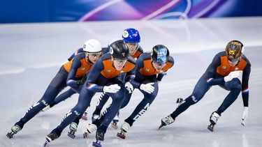 MILAAN - Shorttrackers Selma Poutsma, Teun Boer, Michelle Velzeboer, Melle van ’t Wout en Jens van ’t Wout tijdens een training in het Milano Ice Skating Area. ROBIN VAN LONKHUIJSEN / ANP