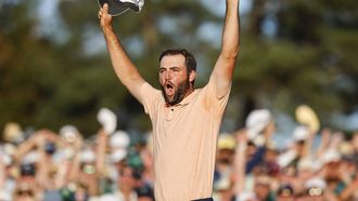 epa11279198 Golfer Scottie Scheffler of the US celebrates on the 18th green after winning the Masters Tournament at the Augusta National Golf Club in Augusta, Georgia, USA, 14 April 2024. The Augusta National Golf Club is holding the Masters Tournament from 11 April through 14 April 2024.  EPA/ERIK S. LESSER