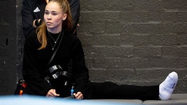 ROTTERDAM - Eythora Thorsdottir in het gips tijdens de Olympische kwalificatiewedstrijd op het NK turnen in Ahoy Rotterdam. De turnster raakte vlak voor het toernooi geblesseerd tijdens een training en ziet daarmee haar Olympische droom vervliegen. ANP IRIS VAN DEN BROEK