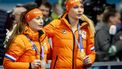 MILAAN - Femke Kok en Jutta Leerdam tijdens de medaille ceremonie na afloop van de 1.000 meter bij het langebaanschaatsen in het Milano Speed Skating Stadium op de Olympische Winterspelen van Milaan. SEM VAN DER WAL / ANP