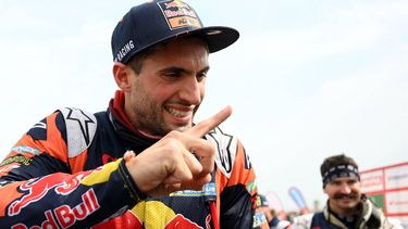 2023-01-15 09:51:08 Argentina's biker Kevin Benavides gestures after winning the Dakar Rally 2023, at the end of the last stage between between Al-Hofuf and Dammam, Saudi Arabia, on January 15, 2023. Benavides won the Dakar Rally motorbike title for a second time as the historic endurance race came to an end on Sunday in Dammam, Saudi Arabia. The 34-year-old 2021 champion edged out Australian Toby Price by 43 seconds with Skyler Howes of the United States finishing third according to race organisers Amaury Sport Organisation (ASO).
FRANCK FIFE / AFP