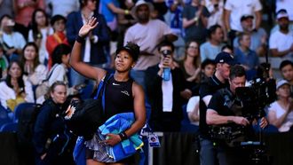 epa11830051 Naomi Osaka of Japan waves to the crowd as she retires during her round three match against Belinda Bencic of Switzerland for the 2025 Australian Open at Melbourne Park in Melbourne, Australia, 17 January 2025.  EPA/JAMES ROSS AUSTRALIA AND NEW ZEALAND OUT