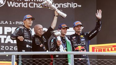 MONZA - George Russell (Mercedes-AMG PETRONAS Formula One Team), Andrea Kimi Antonelli (Mercedes-AMG PETRONAS Formula One Team) en Max Verstappen (Oracle Red Bull Racing) op het podium na afloop van van de Grote Prijs van Italië op het Autodromo di Monza. SANDER KONING / ANP