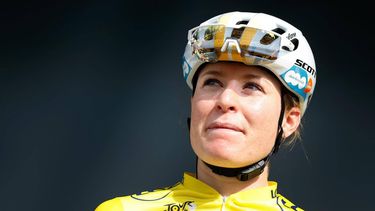 DORDRECHT - Charlotte Kool voor aanvang van de tweede etappe van de Tour de France Femmes, de Ronde van Frankrijk voor vrouwen, van Dordrecht naar Rotterdam. De meerdaagse wielerronde behoort tot de UCI Women's WorldTour en duurt tot en met 18 augustus. ANP BAS CZERWINSKI