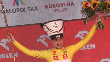 epa12291193 The new overall leader, Monegasque cyclist Victor Langellotti of Ineos Grenadiers team celebrates on the podium after winning the sixth stage of the 82nd Tour de Pologne 2025 cycling race over 147,6 km, from Bukowina Tatrzanska to Bukowina Tatrzanska, in Bukowina Tatrzanska, in the Tatra Mountains, southern Poland, 09 August 2025.  EPA/Grzegorz Momot POLAND OUT