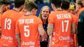 2023-11-05 14:45:48 epa10959275 Netherlands national team manager Staffan Olsson (C) speaks to his players during the Golden League handball match between the Netherlands and Denmark in Sotra, Norway, 05 November 2023.  EPA/Stian Lysberg Solum  NORWAY OUT