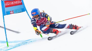 epa11915103 Mikaela Shiffrin of the USA in action during the Women's Giant Slalom race at the FIS Alpine Skiing World Cup event in Sestriere, Italy, 22 February 2025.  EPA/ANDREA SOLERO