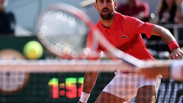 epa12151356   Novak Djokovic of Serbia in action during his Men's 4th round match against Cameron Norrie of Britain at the French Open Grand Slam tennis tournament at Roland Garros in Paris, France, 02 June 2025.  EPA/CHRISTOPHE PETIT TESSON