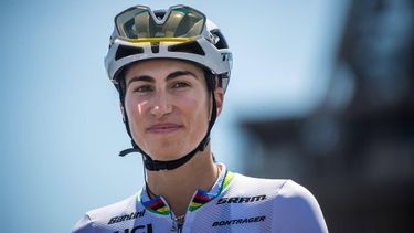 epa10089708 Trek Segafredo's Elisa Balsamo of Italy during the presentation of the teams before the start of the first stage of the Women's Tour de France 2022 cycling race, over 81.7 km from the Eiffel tower to Champs-Elysees, in Paris, France, 24 July 2022.  EPA/CHRISTOPHE PETIT TESSON