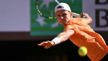 Netherland Jesper De Jong plays a forehand return to Italy's Jannik Sinner during their round of 16 men's singles match of the WTA Rome Open tennis tournament at Foro Italico in Rome on May 12, 2025. 
Marco BERTORELLO / AFP