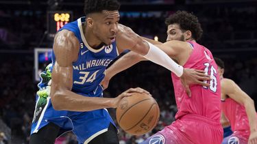 2023-04-04 19:20:34 epa10559069 Milwaukee Bucks forward Giannis Antetokounmpo (L) drives past Washington Wizards forward Anthony Gill (R) during the first half of the NBA basketball game between the Milwaukee Bucks and the Washington Wizards, at Capital One Arena in Washington, DC, USA, 04 April 2023.  EPA/MICHAEL REYNOLDS  SHUTTERSTOCK OUT