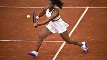 US Robin Montgomery plays a forehand return to France's Diane Parry during their women's singles match on day 2 of the French Open tennis tournament at the Roland-Garros Complex in Paris on May 26, 2025. 
JULIEN DE ROSA / AFP