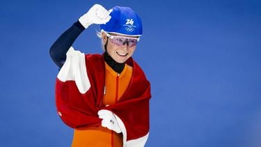 MILAAN - Marijke Groenewoud viert haar gouden medaille na het winnen van de finale van de massastart in het Milano Ice Park op de Olympische Winterspelen van Milaan en Cortina d'Ampezzo. ROBIN VAN LONKHUIJSEN / ANP