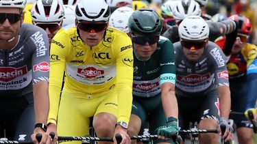 epa12222412 Dutch rider Mathieu Van Der Poel (L) of Alpecin - Deceuninck and Belgian rider Jasper Philipsen (R) of Alpecin - Deceuninck team in action during the 3rd stage of the Tour de France cycling race over 178.3km from Valenciennes to Dunkerque, France, 07 July 2025.  EPA/CHRISTOPHE PETIT TESSON