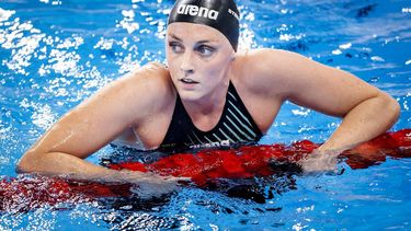DOHA - Marrit Steenbergen na afloop van de halve finale 200 vrij vrouwen tijdens de derde dag van het wereldkampioenschappen langebaan zwemmen. De WK was een van de mogelijkheden voor de Nederlandse zwemmers om limieten te zwemmen voor de Spelen van Parijs in 2024. ANP KOEN VAN WEEL