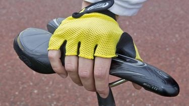DURGERDAM - Een wielrenner houdt zijn zadel vast. ANP  KOEN SUYK