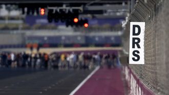 DOHA - Een DRS bord op het start-finish gedeelte van het Lusail International Circuit, in aanloop naar de Qatar Grand Prix. ANP SANDER KONING