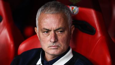 epa12327954 Fenerbahce's head coach Jose Mourinho looks on ahead of the UEFA Champions League play-offs second leg soccer match between SL Benfica and Fenerbahce SK, in Lisbon, Portugal, 27 August 2025.  EPA/RODRIGO ANTUNES