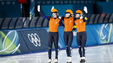 MILAAN - Antoinette Rijpma-de Jong, Joy Beune, Marijke Groenewoud na afloop van de finale ploegenachtervolging vrouwen bij het langebaanschaatsen in het Milano Speed Skating Stadium op de Olympische Winterspelen van Milaan. ROBIN VAN LONKHUIJSEN / ANP