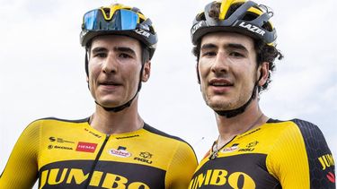 WIJSTER - Winnaar Tim van Dijke (l) met zijn broer Mick van Dijke (tweede) na de finish van het NK Wielrennen voor beloften op en rond de VAM-berg. ANP VINCENT JANNINK