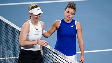 epa11049150 Jasmine Paolini (R) of Italy celebrates the win against Angelique Kerber of Germany during the Group D women's tennis match of the 2024 United Cup at Ken Rosewall Arena in Sydney, Australia, 30 December 2023.  EPA/STEVEN MARKHAM  AUSTRALIA AND NEW ZEALAND OUT