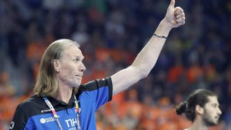 epa11074220 Netherland's head coach Staffan Olsson reacts during the EHF Men's EURO 2024 Group E handball match between Bosnia-Herzegovina and Netherlands in Mannheim, Germany, 13 January  2024.  EPA/RONALD WITTEK